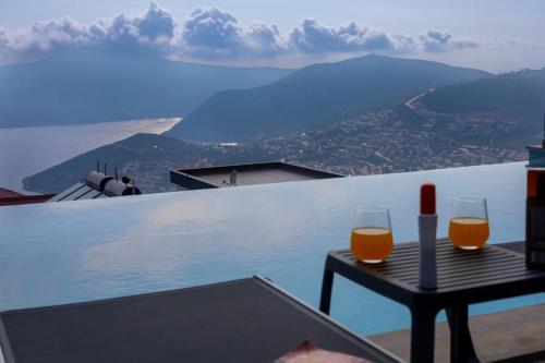 zwei Gläser Orangensaft auf einem Tisch mit Aussicht in der Unterkunft Kalkan Villa Paradise Honeymoon in Kaş