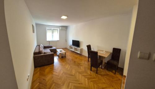 Televizorius ir (arba) pramogų centras apgyvendinimo įstaigoje Apartmani Jasmin