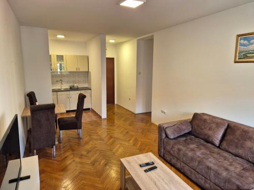 Svetainės erdvė apgyvendinimo įstaigoje Apartmani Jasmin