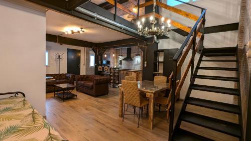 Зона вітальні в Loft Duplex La Industrial