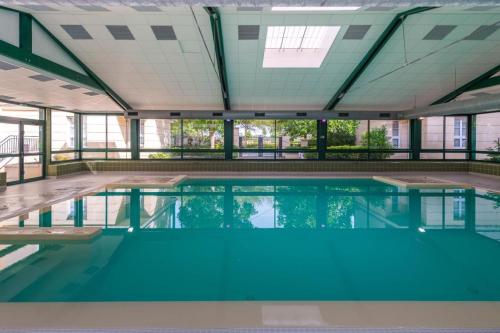 una grande piscina in un edificio di Rainbow Duplex N°1 Disney a Serris