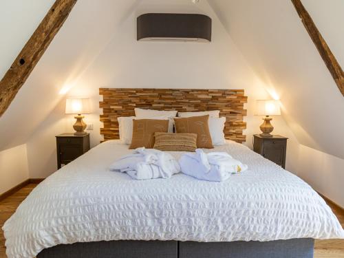 A bed or beds in a room at Le Domaine d’Angerville - Chambres d'Hôtes