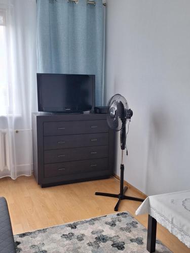 En TV eller et underholdningssystem på Turkusowa Apartament