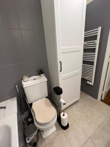 Ένα μπάνιο στο Appartement Porte de Versailles