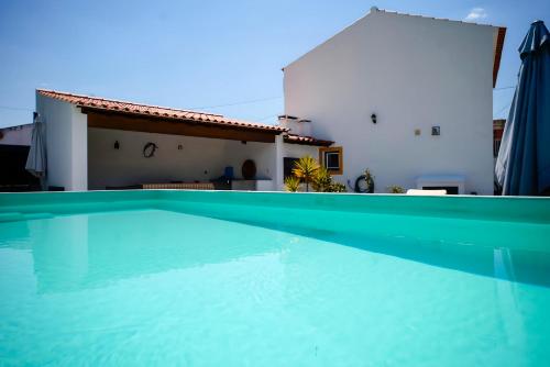 uma piscina em frente a uma casa em Casas de Marvão - Casa do Ribeiro em Marvão