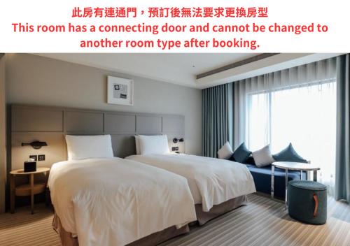 een hotelkamer met een bed en een raam bij Greet Inn in Kaohsiung