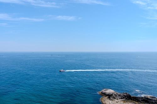 Una barca in mezzo all'oceano di More than Sokcho a Sokcho