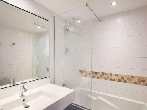 Un baño de Ibis Styles Colmar Nord