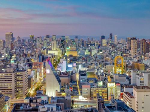 Otelden çekilmiş Osaka şehrinin genel bir manzarası veya şehir manzarası