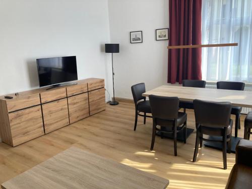 TV at/o entertainment center sa Eisenach - Apartments