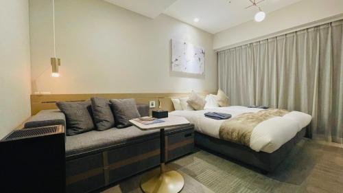 - une chambre avec un grand lit dans l'établissement Hotel Cordia Osaka Hommachi, à Osaka