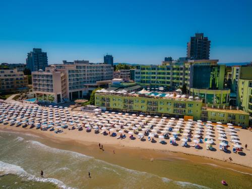 een strand met een grote groep parasols erop bij MPM Hotel Arsena - Ultra All Inclusive in Nesebar