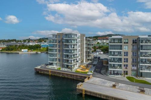 - une vue aérienne sur les immeubles d'appartements situés à côté de l'eau dans l'établissement Leilighet Smeasundet, à Haugesund