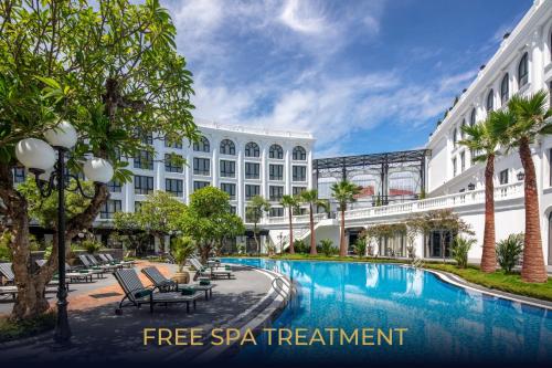 A piscina localizada em Silk Path Grand Hue Hotel ou nos arredores