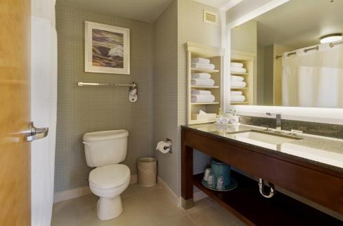 Un baño de Holiday Inn Express Hotel & Suites Warwick-Providence Airport, an IHG Hotel