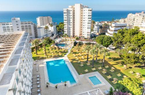 vista aerea di un resort con piscina di THB San Fermín a Benalmádena