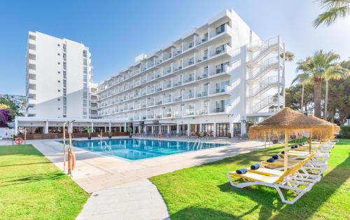 un hotel con piscina e un edificio di THB San Fermín a Benalmádena