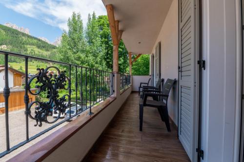 een balkon met uitzicht op de bergen bij Hotel Meida in Pozza di Fassa