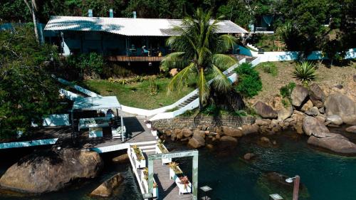 - une vue aérienne sur un complexe avec une piscine dans l'établissement Pousada Papiro Boutique, à Abraão