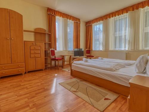 Rúm í herbergi á Villa Park Apartmanház