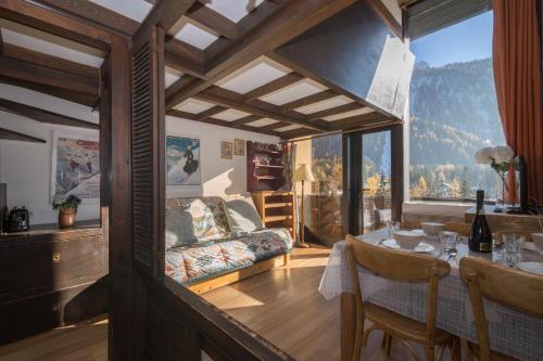 un soggiorno con divano e tavolo di Résidence Grand Roc - Campanules 415 - Happy Rentals a Chamonix-Mont-Blanc