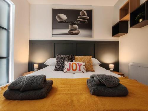 Uma cama ou camas num quarto em Brand New Apt - Beach Breeze Spacious 1-Bedroom Apartment with parking - sleeps 4 ppl- internet