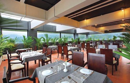 Restaurace v ubytování Holiday Vista Thekkady a premium hotel near periyar wild life sanctuary with sky view pool