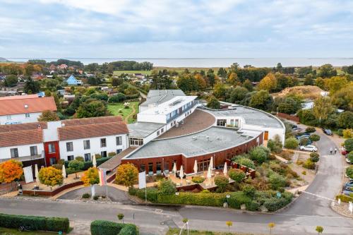 eine Luftansicht einer Kleinstadt mit einem Gebäude in der Unterkunft SEETELHOTEL Nautic Usedom Hotel & Spa in Ostseebad Koserow