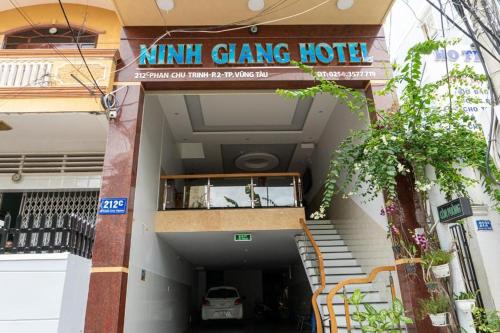 Ninh Giang Hotel في فنغ تاو: مبنى عليه لافته مكتوب عليها فندق khil chang