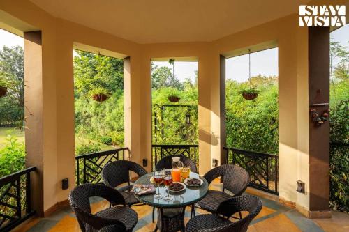 En balkong eller terrasse på StayVista's Wildwood Canopy - Forest-View, Pet-Friendly Villa with Lawn & Indoor-Outdoor Games