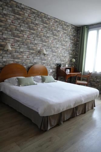 Tempat tidur dalam kamar di The Originals Boutique, Hôtel Roca-Fortis, Rochefort