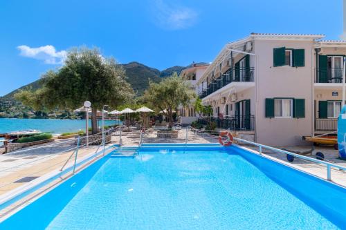 una piscina con vista sull'acqua e un edificio di S7 apartment a Nikiana