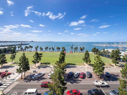 parking z parkiem i oceanem w obiekcie Novotel Geelong w mieście Geelong