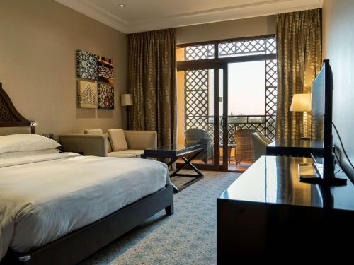 Cama ou camas em um quarto em Rixos Al Mairid Ras Al Khaimah - Ultra All Inclusive