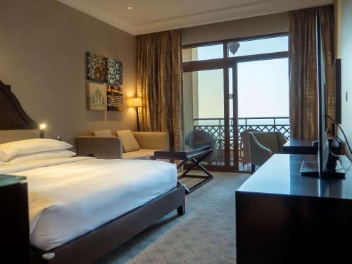 Cama ou camas em um quarto em Rixos Al Mairid Ras Al Khaimah - Ultra All Inclusive