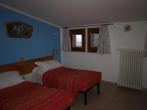 Una cama o camas en una habitación de Chalet della Luna QUESTO NON E' UN ALBERGO E' QUELLO CHE CERCAVI