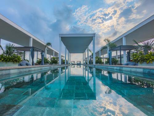 - une piscine au milieu d'un bâtiment dans l'établissement Hotel Mio Riviera Nayarit Unique & Different Adults Only, à Nuevo Vallarta