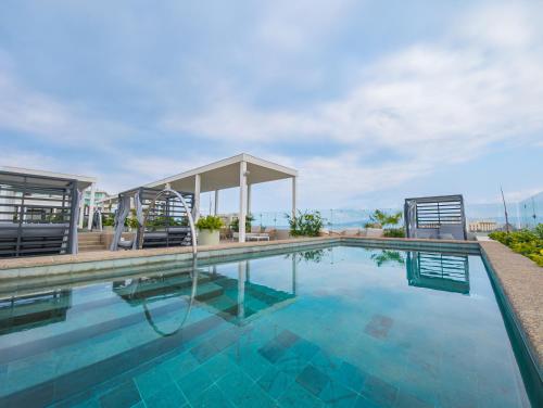 - une piscine avec un kiosque dans l'établissement Hotel Mio Riviera Nayarit Unique & Different Adults Only, à Nuevo Vallarta