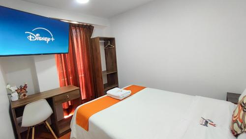 Habitación de hotel con cama y TV en Golden Paris Hotel "Mes de Aniversario", en Ayacucho