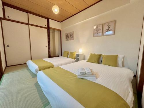 Zimmer mit 2 Betten in einem Zimmer in der Unterkunft Neighbor's Hotel 広島駅北口 in Hiroshima