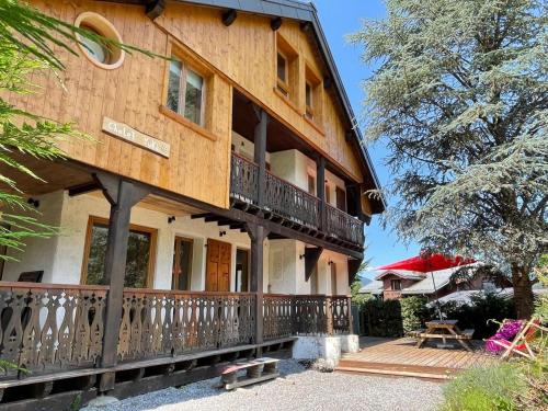 un grande edificio in legno con balcone e tavolo di Chalet Yuki a Morzine