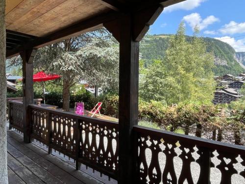 un portico con vista sulle montagne di Chalet Yuki a Morzine