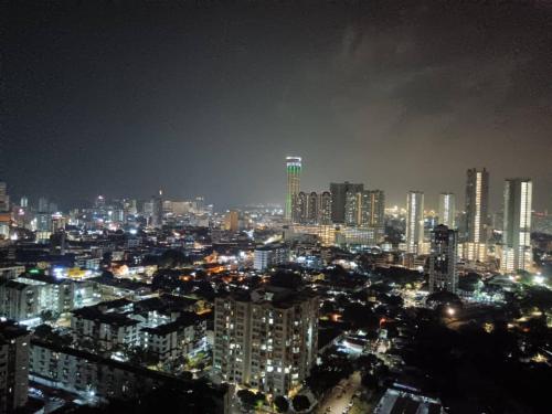 Pemandangan umum George Town atau pemandangan kota yang diambil dari apartemen