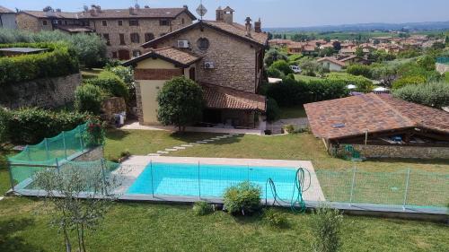 een luchtzicht op een huis met een zwembad bij B&B QUINTARELLI in San Pietro in Cariano