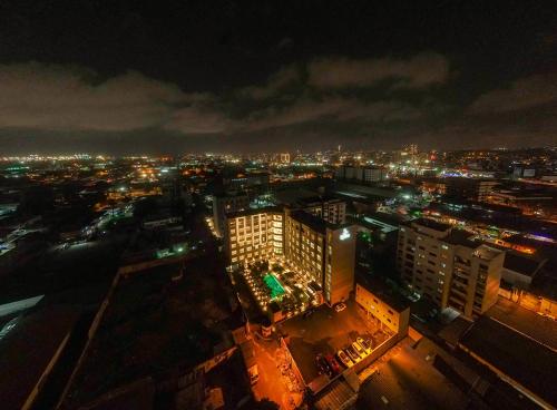 - Vistas a la ciudad por la noche con luces en Byblos Hotel, en Abiyán