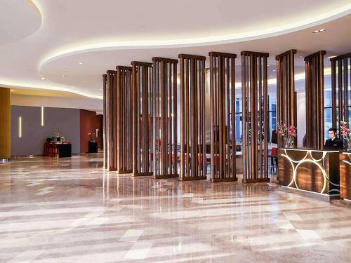 Novotel New Delhi Aerocity tesisinde bir restoran veya yemek mekanı