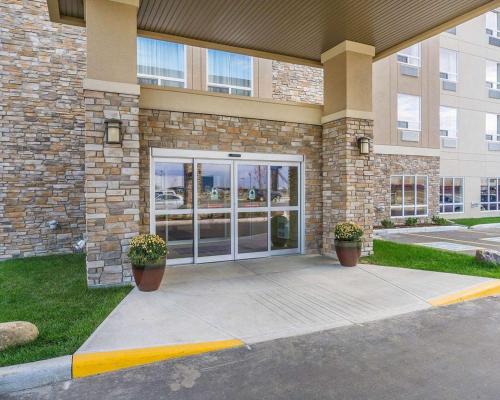 The facade or entrance of Comfort Inn & Suites Edmonton International Airport