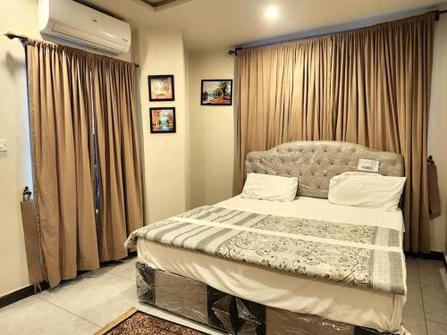 Cama ou camas em um quarto em Splendid 1Bed Apt In Bahria Town