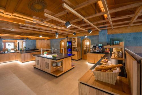 A kitchen or kitchenette at Hotel Oberwirt - nahe an Saalbach und Zell am See