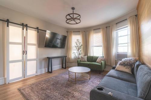 אזור ישיבה ב-Charming 4 BDR - Walk to Downtown & Free parking!